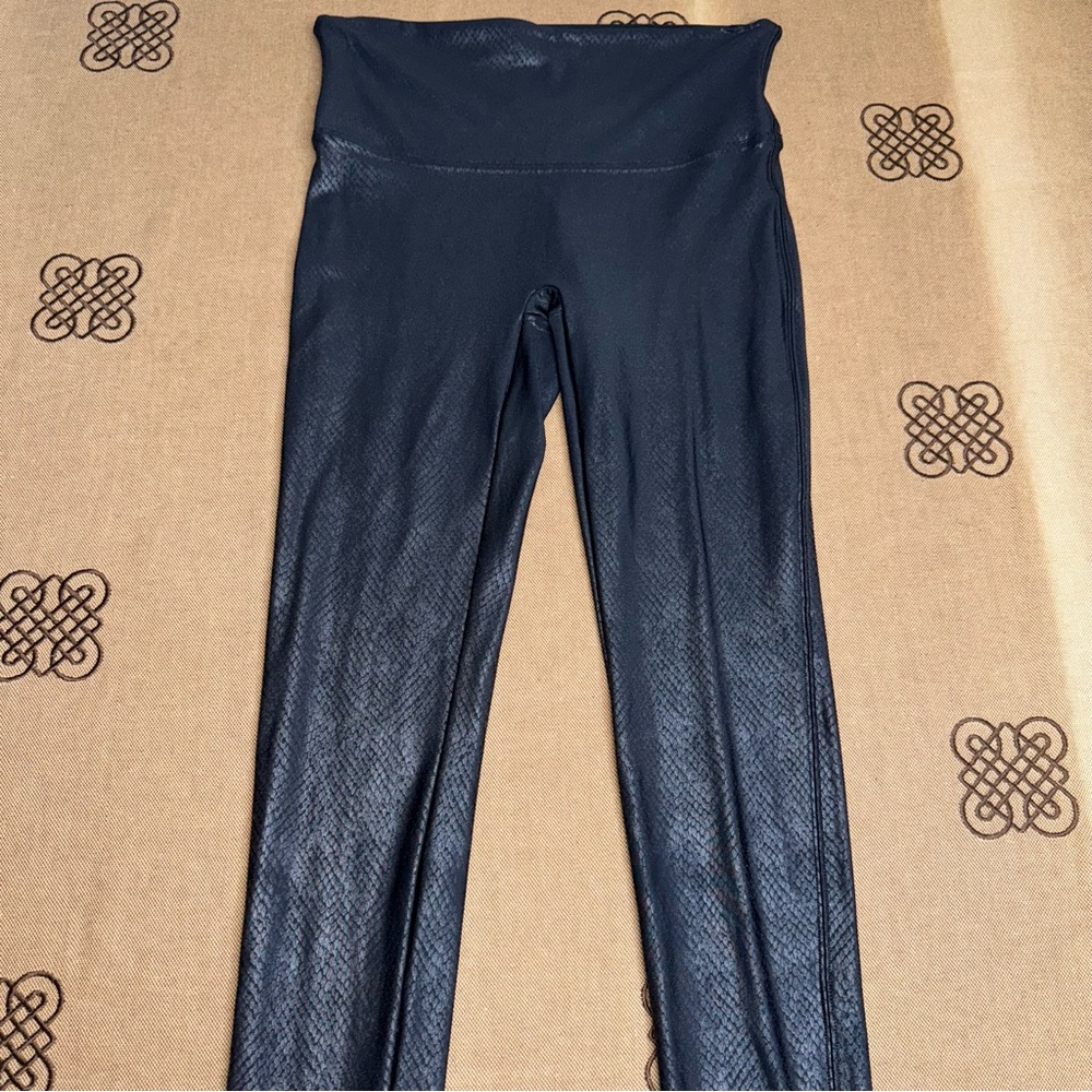 SPANX Faux Leather Croc Legging In Metallic Black Size L
In Excellent Condition - Picture 4 of 15